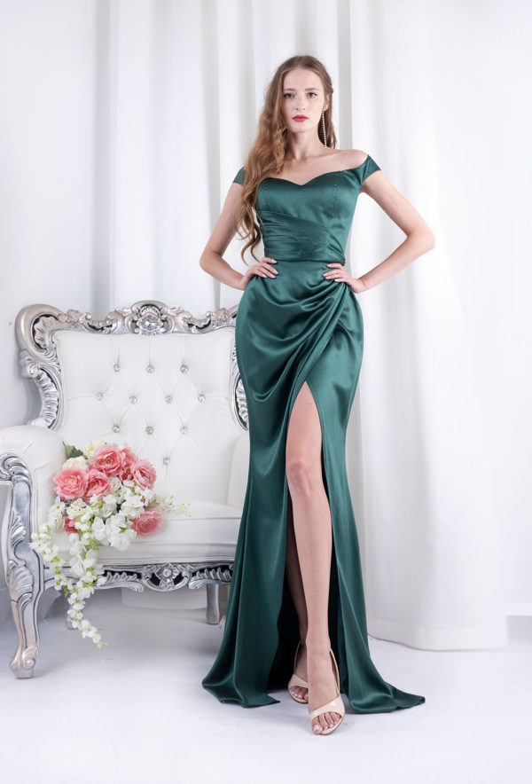 Robe de soirée en satin fendue