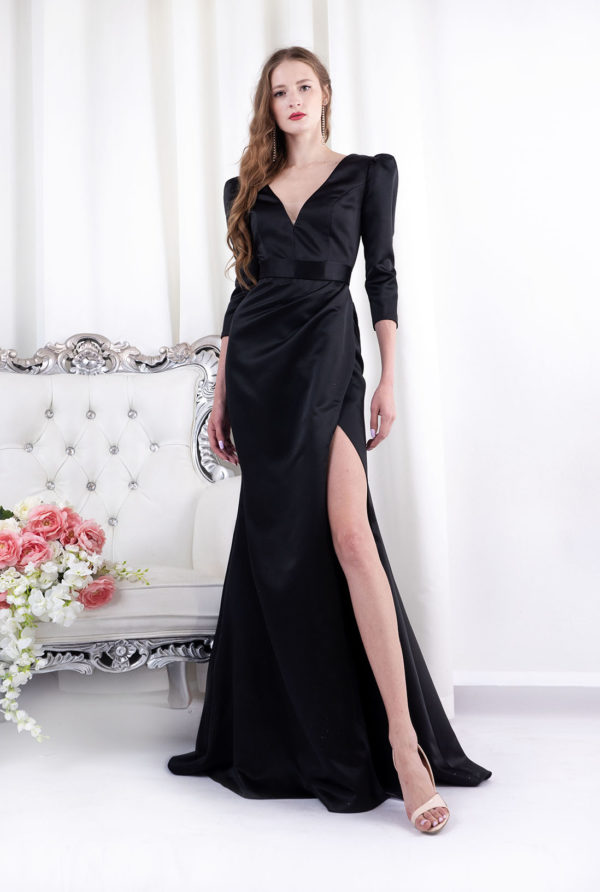 Robe du soir en satin noir avec décolleté et fente