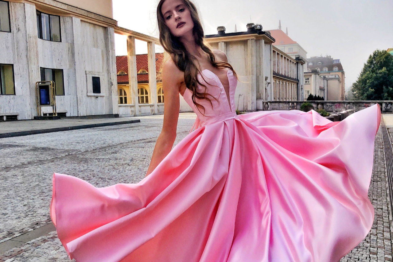 RObe de soirée courte rose en satin