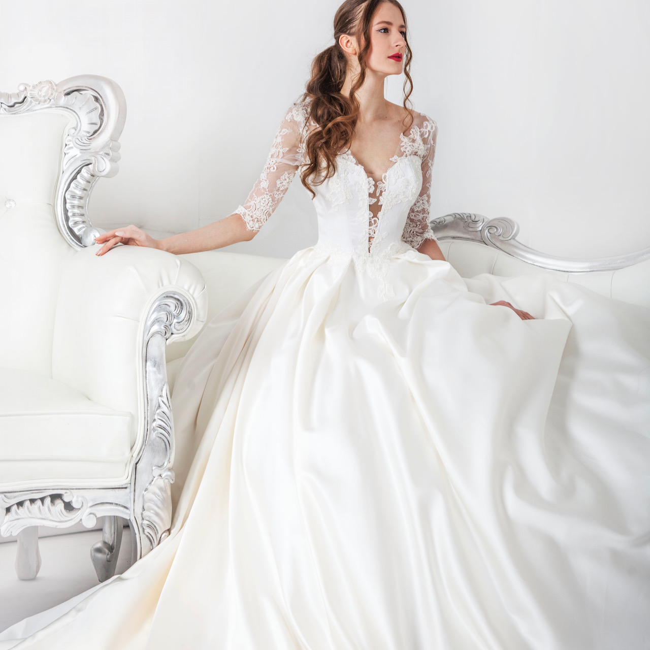 Robe de mariée avec manches transparentes en dentelle