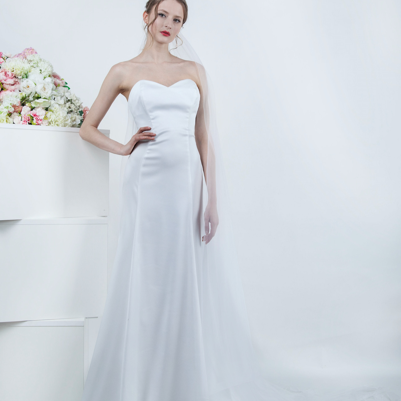 Robe de mariée bustier avec jupe droite