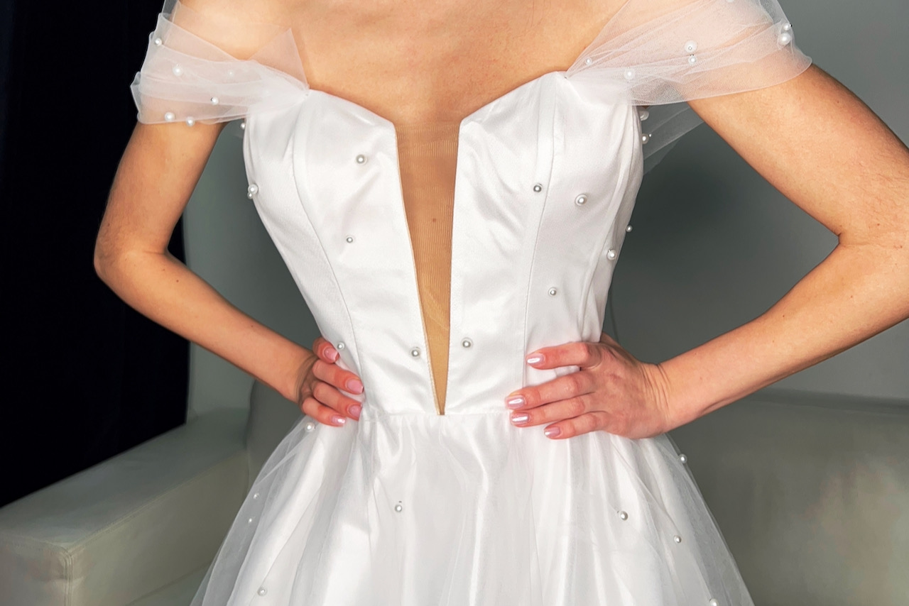 Robe de mariage civil avec un décolleté en coeur